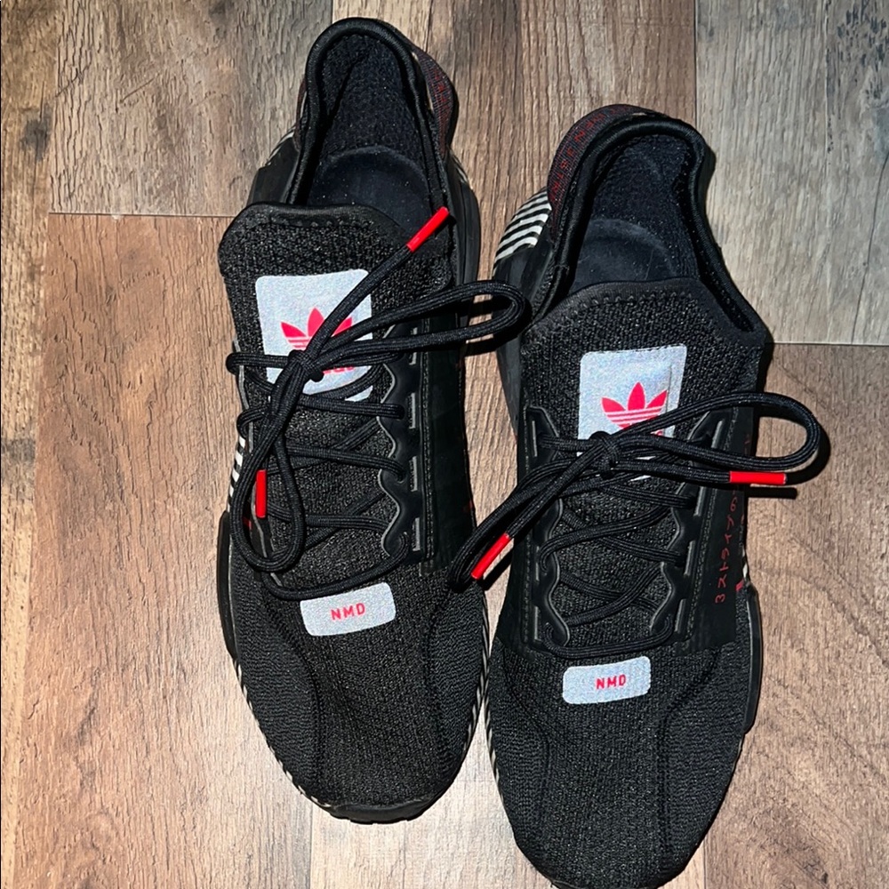 Sleek Black Sneakers with Cushioned Sole and Breathable Mesh